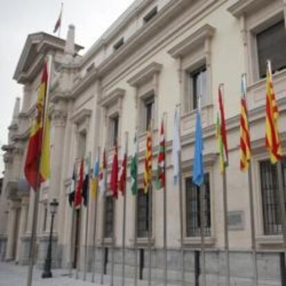 Banderas autonómicas en la sede del Senado