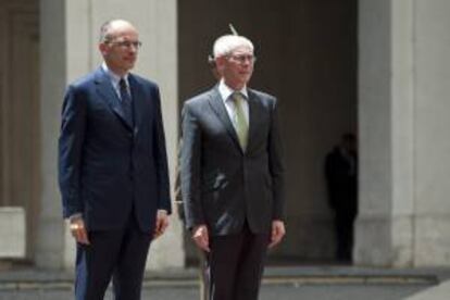 El primer ministro italiano, Enrico Letta (i) y el presidente del Consejo Europeo, Herman Van Rompuy, durante su encuentro en el Palacio Chigi de Roma, Italia, el 31 de mayo de 2013.