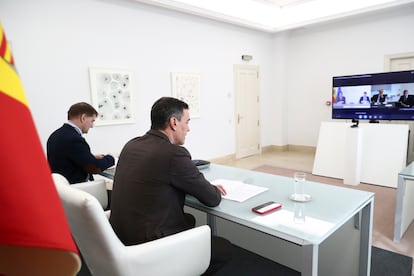 El presidente del Gobierno, Pedro Sánchez, atiende por videoconferencia un encuentro con el consejero delegado del Grupo Renault, Luca de Meo, este martes.