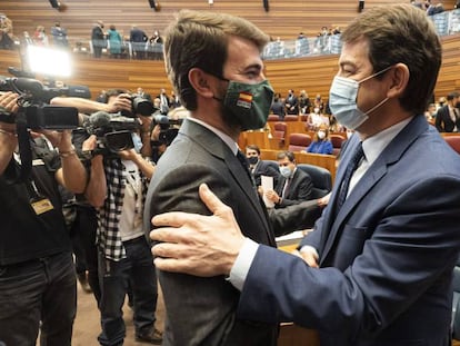 El líder de Vox en Castilla y León, Juan García-Gallardo (izquierda), saluda a Mañueco, esta mañana en Valladolid.