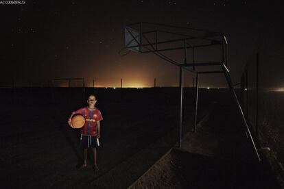 Ayub Ahmed Mohamed posa con una camiseta del Barcelona en el campamento de refugiados de El Aaiún, Argelia.