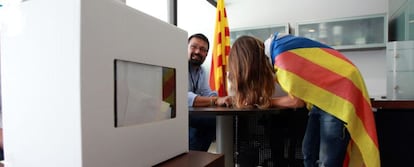 Una catalana vota la consulta alternativa sobre la eventual independencia de la regi&oacute;n aut&oacute;noma de Catalu&ntilde;a.