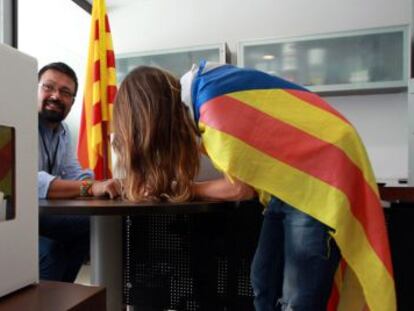 Una catalana vota la consulta alternativa sobre la eventual independencia de la regi&oacute;n aut&oacute;noma de Catalu&ntilde;a.