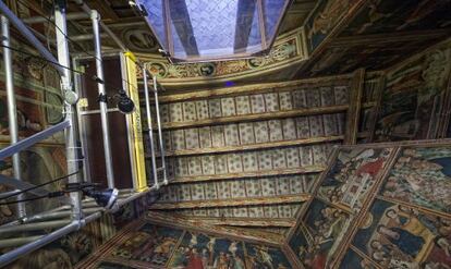 Techo de madera de la capilla de Sant Miquel donde comenzarán los trabajos de restauración.