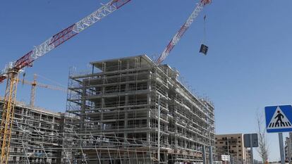 Viviendas en construcci&oacute;n en El Ca&ntilde;averal.