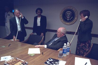 O vice-presidente Dick Cheney, com Condoleezza Rice e funcionários da Casa Branca, na sala de operações presidencial.