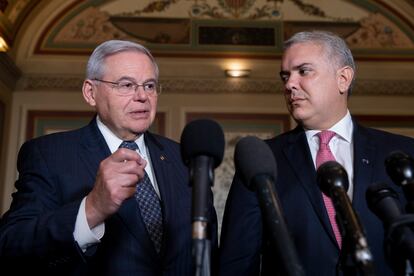 El presidente de Colombia, Ivan Duque, a la derecha, junto al senador Bob Menendez en el Capitolio de Washington