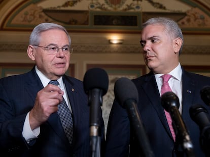 El presidente de Colombia, Ivan Duque, a la derecha, junto al senador Bob Menendez, este jueves en el Capitolio de Washington.