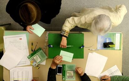 Ciutadans votant en un col·legi de Sevilla.