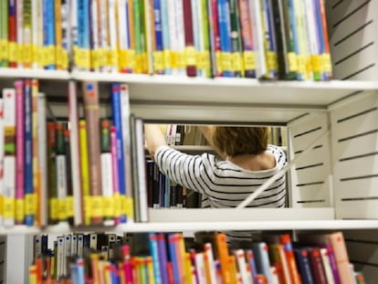 Una usuaria en la Biblioteca Ana María Matute.