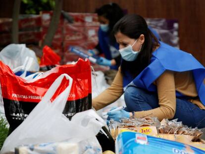 Miembros de la ONG Cesal preparan alimentos y productos básicos de higiene para ser distribuidos a familias vulnerables.