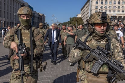 Boris Johnson y Volodímir Zelenski recorren este miércoles Kiev acompañados de un grupo de militares.