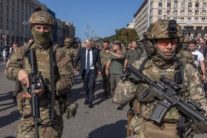 Boris Johnson y Volodímir Zelenski recorren este miércoles Kiev acompañados de un grupo de militares.