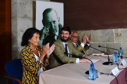 (De derecha a izquierda) El consejero de Cultura de la Junta de Castilla y León, Gonzalo Santonja; el vicepresidente regional, Juan García-Gallardo, y la presidenta de la Fundación Miguel Delibes, Elisa Delibes, durante la rueda de prensa en la que presentaron el pasado septiembre la sede de la casa-museo que se dedicará al escritor en Valladolid. 