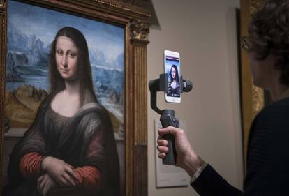 Javier Sainz de los Terreros, técnico de gestión de comunicación digital del Museo del Prado, durante la realización de uno de los directos de Instagram que el museo cuelga en esta red social de lunes a viernes.