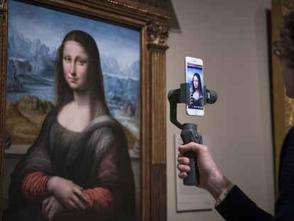 Javier Sainz de los Terreros, técnico de gestión de comunicación digital del Museo del Prado, durante la realización de uno de los directos de Instagram que el museo cuelga en esta red social de lunes a viernes.