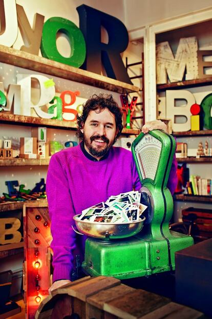 <p><em>Santiago Garcés. 37 años. Objeto de deseo: viejas imágenes tomadas con Polaroid.</p></em><p>Este mexicano es una apasionado de la Polaroid. Desde su proyecto, Grokphotography, acumula, gestiona, exhibe y vende viejas fotografías realizadas con esta cámara. La pasión le viene de su juventud en México, donde trabajó con fotógrafos profesionales en la era predigital, cuando las pruebas se realizaban con esta cámara. “Ya entonces me encantaban y me las quedaba”, recuerda Santiago, que acaba de comisariar una muestra de polaroids sacadas en EE UU entre la década de los cincuenta y la de los ochenta y que ha estado expuesta en Impossible Project, una tienda barcelonesa consagrada a esta cámara como elemento vital para entender el desarrollo del arte de la fotografía durante el pasado siglo.</p>