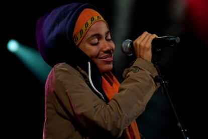 La cantante Nneka, durante su actuación en el festival Womad de Cáceres.