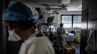 El personal médico del hospital de la Cruz Roja de Lyon, en Francia, vigila a un paciente de covid-19.