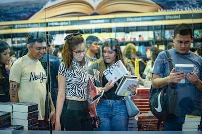 Asistentes a la feria Internacional del Libro de Guadalajara revisan algunos de los títulos a la venta, el 2 de diciembre de 2022.