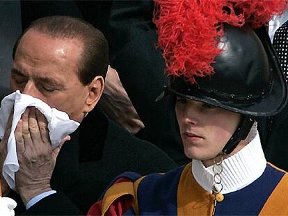 Silvio Berlusconi llora por la muerte de Juan Pablo II