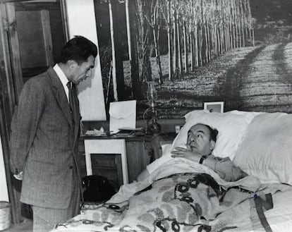 The poet&#039;s driver and secretary, Manuel Araya Osorio visiting Pablo Neruda in the Santa Mar&iacute;a Hospital. 