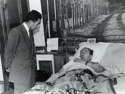 The poet&#039;s driver and secretary, Manuel Araya Osorio visiting Pablo Neruda in the Santa Mar&iacute;a Hospital. 