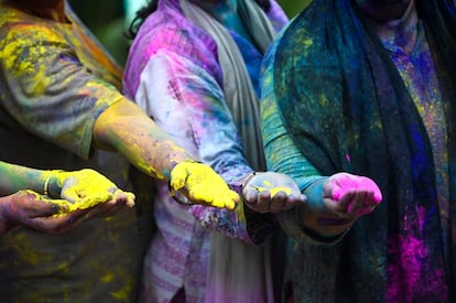 El Holi se ha hecho tan popular que actualmente se celebra también en otros lugares del mundo en los que hay una fuerte migración hindú, como en otros países del Sudeste asiático, Reino Unido o Estados Unidos. Además, han surgido celebraciones fuera de la India que dejan al margen todo carácter religioso, como en España. En la imagen, detalle de distintos colores de ‘gulal’ en el Holi de Bombay.