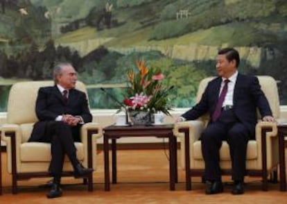 El vicepresidente de Brasil, Michel Temer (i), conversa con el presidente de China, Xi Jinping, durante una reunión diplomática en el Gran Palacio del Pueblo de Pekín (China).