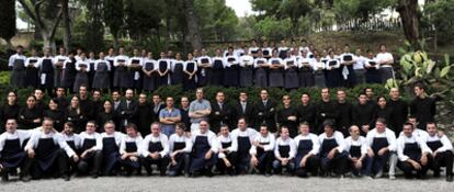 Adrià y su equipo posan acompañados por cocineros invitados a la cena.