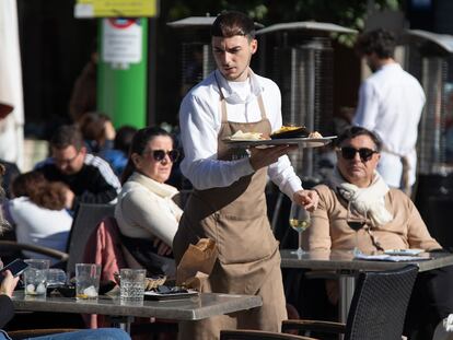 Un camarero en la terraza de un bar de Sevilla.