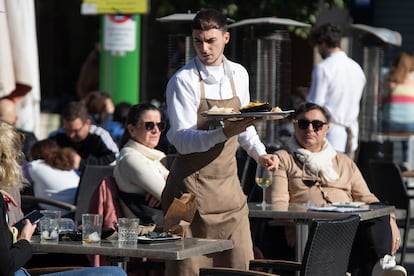 Un camarero en la terraza de un bar de Sevilla.
