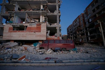 Un vehículo permanece atrapado entre los escombros de un edificio en Sarpol-e Zahab (Irán).