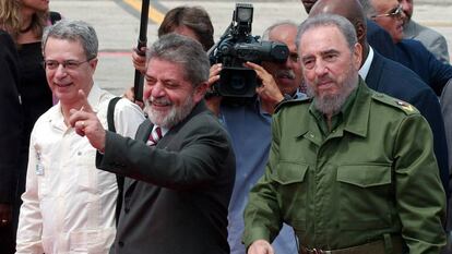 O ex-presidente Lula com Fidel Castro e o religioso Frei Betto, em Bogotá, na Colômbia, em setembro de 2003.