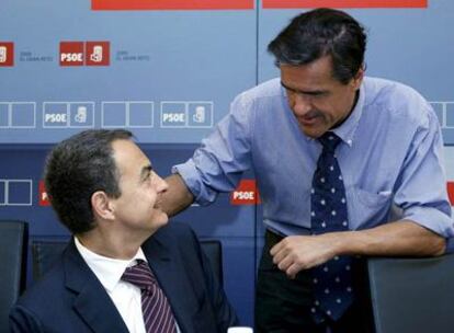 José Luis Rodríguez Zapatero con Juan Fernando López Aguilar en la reunión de ayer de la Ejecutiva Federal del PSOE.