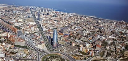 La Torre Agbar marca el comienzo del &aacute;mbito del distrito 22@ en Barcelona, a ambos lados de la Diagonal.