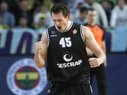 El jugador del Grescap Bilbao Janis Blums, celebra una canasta contra el Fenerbahce.
