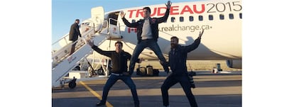 Justin Trudeau al aterrizar en Montreal el día de las elecciones. Posa divertido junto a sus miembros de la campaña Tommy Desfosses, a su izquierda, y Adam Scotti.