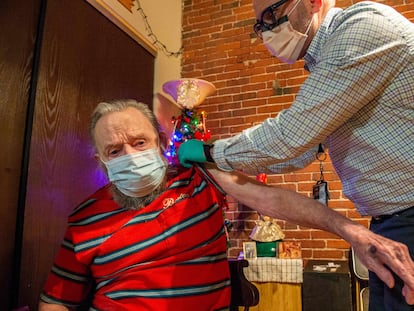 Un veterano del Ejército de Estados Unidos de 81 años recibe la vacuna de Janssen en Boston, el 4 de marzo.