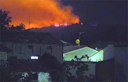 Vista de un frente anoche cerca de la localidad burgalesa de Padrones de Bureba, con 200 habitantes.