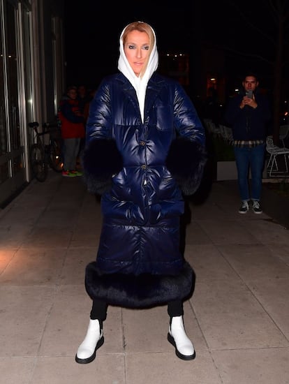 En Nueva York y muy abrigada con un abrigo plumas, la cantante posa marcando estilo.