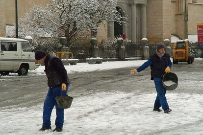 Los empleados del Ayuntamiento de Segovia han tenido que trabajar duro para retirar la nieve acumulada hoy en el centro de la ciudad.