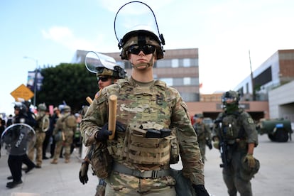 Militares en Los Ángeles, California, este viernes.