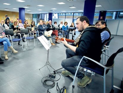 El cantautor Ismael Serrano, durante su actuaci&oacute;n en las oficinas de Endesa.