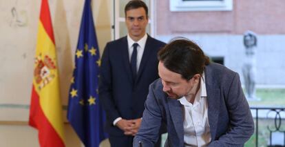 Pedro S&aacute;nchez y Pablo Iglesias, en la firma del acuerdo presupuestario.