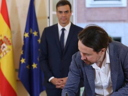 Pedro S&aacute;nchez y Pablo Iglesias, en la firma del acuerdo presupuestario.