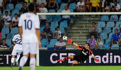 Casillas trata de despejar el tiro de Barrada en el segundo gol del Getafe.