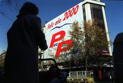 Pancarta gigante en la fachada de la sede del PP en calle Génova de Madrid, en 1999.