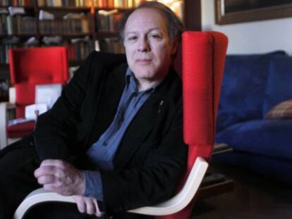 Javier Mar&iacute;as, em sua casa em Madri.