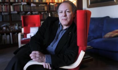 Javier Mar&iacute;as, em sua casa em Madri.